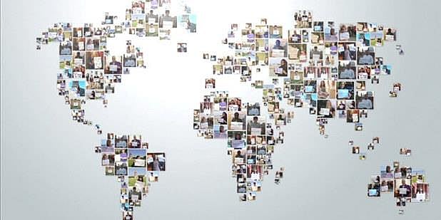 Illustrasjonsbilde av verdenskart bestående av ansikter med elever. 