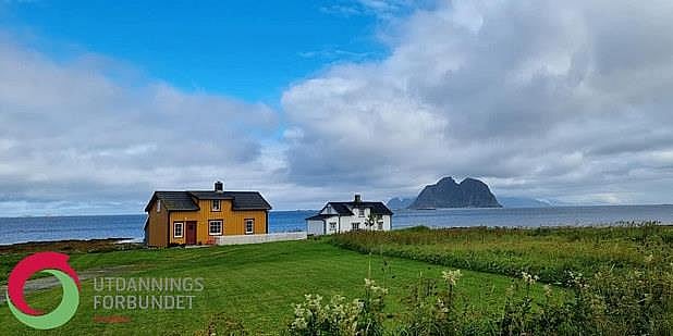 Foto av hus ved kyst 