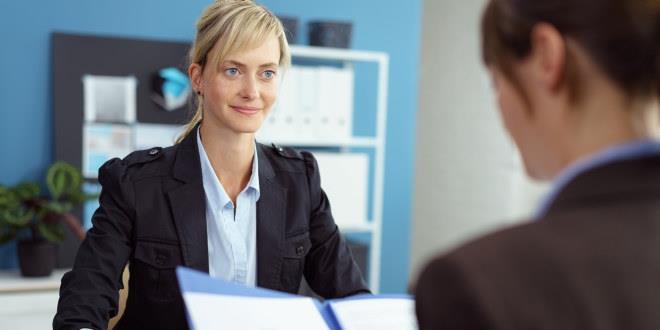 foto av smilende kvinne under et jobbintervju