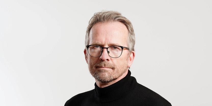 Bildet viser Utdanningsforbundets leder Geir Røsvoll. Han ser alvorlig ut i svart genser. 