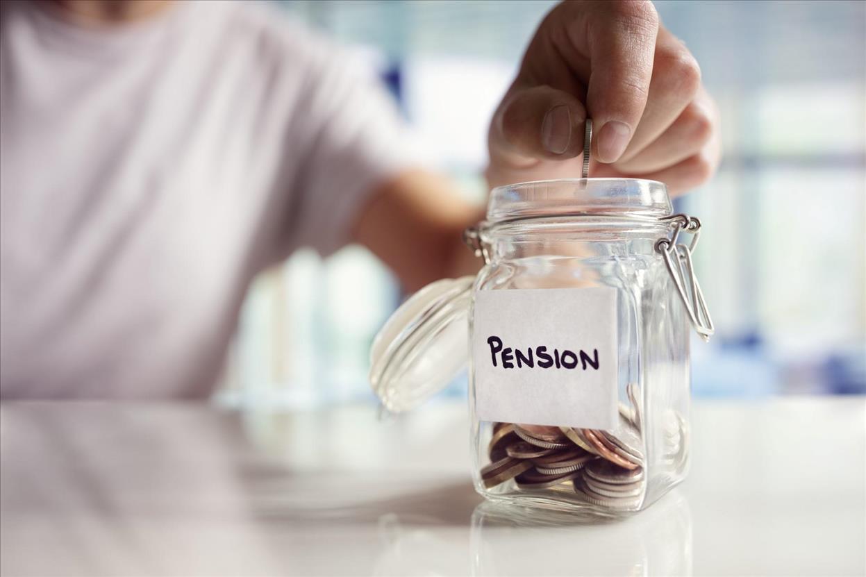 Person i hvit T-skjorte som putter en mynt i et sylteglass med en lapp der det står "Pensjon".