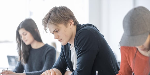 Ullern videregående skole, allmennfaglig/studieforberedende, klasserom med elever, fokus på tre elever