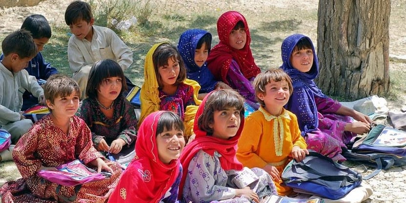Bilde av jenter og gutter i undervisningssituasjon, Afghanistan. Foto.