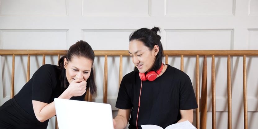 To studenter som sitter å jobber på lapptopp. Foto
