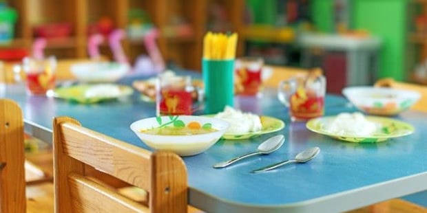 Et ferdigdekket bord til lunsj i barnehagen. Foto.