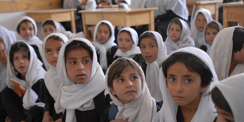 Jenter i et klasserom i Afghanistan. Foto.