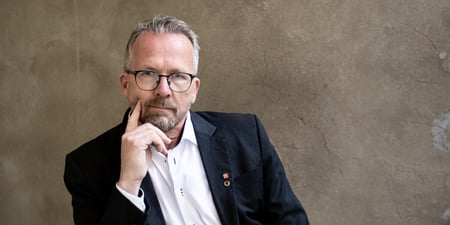 Nærbilde av Geir Røsvoll, leder i Utdanningsforbundet. Han har på seg hvit skjorte og svart dressjakke. Ser litt alvorlig ut.