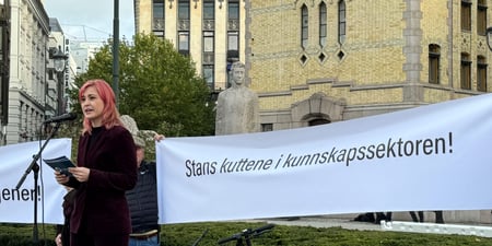 Utdanningsforbundets 1. nestleder Ann Mari Milo Lorentzen står foran Stortinget og holder appell.