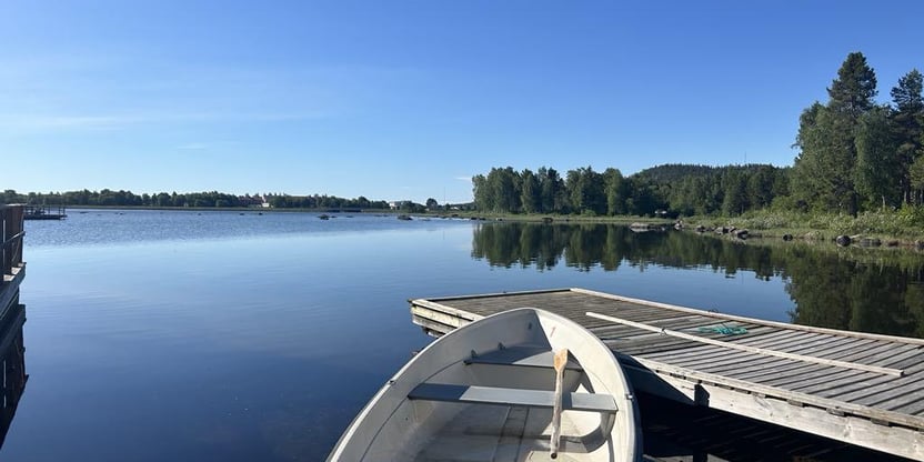 Sommerbilde, blå himmel, båt og kai