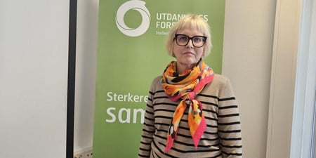 Bilde av Torill Beitdokken som står foran en roll up med sterkere sammen