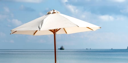 Bilde av parasoll mot en bakgrunn av himmel og sjø