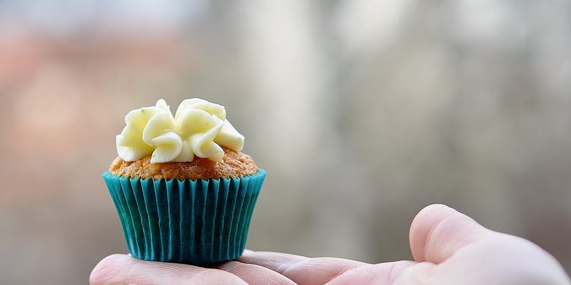 Cup-cake stående på en håndflate - Fotografi