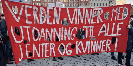 8.marsbanner med teksten "Verden vinner med utdanning til alle jenter og kvinner"