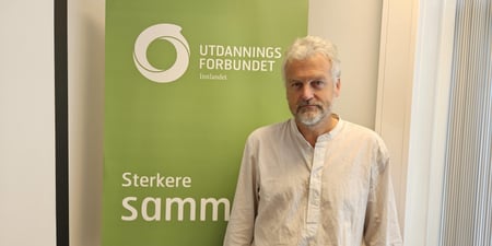 Bilde av Tore Hølmo, stående foran roll up med sterkere sammen