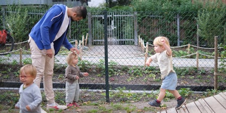 Barn leker med barnehagelærer