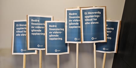 Bilde av plakater med budskapet: Bedre finansiering av videregående opplæring og et likeverdig tilbud for alle elever