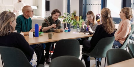 Bildet viser lærere ved en barneskole. Vi er inne i lærerværelset, hvor det er lunsjpause. Det er god stemning og lærerne smiler. Illustrasjonsfoto