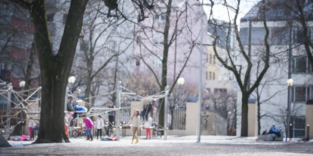 Barn leker ute på lekeplass. foto.