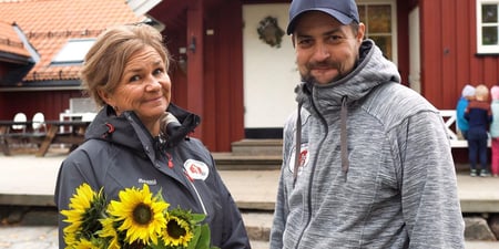 Ilustrasjonsfoto. To barnehagelærere står utenfor en barnehage. Den ene har en blomsterbukett. Foto: Utdanningsforbundet.