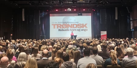 Kari Nessa Nordtun står på scenen på Trøndsk foran over 700 deltakere.