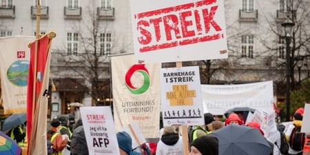 Barnehagestreiken fortsetter. Her fra en markering foran Stortinget i forrige uke. Foto: Stig Weston