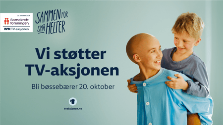 Bilde av to barn. Det ene barnet  bærer det andre barnet på ryggen.  Barna ser på hverandre og smiler. Barnet som bærer har skallet hode og sykehusskjorte. Øverst til venstre er logoen til barnekreftforeningen og årets TV-aksjon, med slagordet "sammen for små helter" og "bli bøssebører søndag 20. oktober