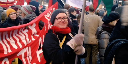 Marianne Lansge Krogh bærer fane 8. mars