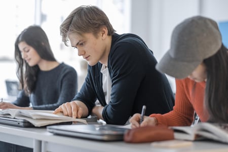 Ullern videregående skole, allmennfaglig/studieforberedende, klasserom med elever, fokus på tre elever