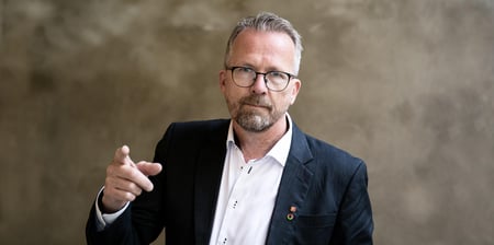 Nærbilde av Geir Røsvoll, kledd i hvit skjorte og svart dressjakke.