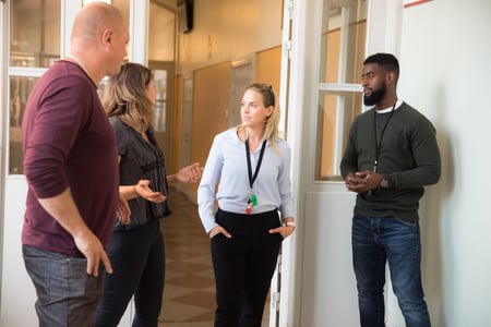 En gruppe lærere i gangen på skolen. Mostphotos.