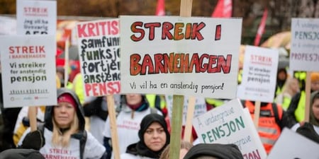 Fra onsdagens streikemarkering foran Stortinget. På bildet vises streikende med skilt med krav om en anstendig pensjon. Foto: Stig Weston