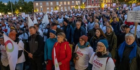 Foto av gruppe med streikende lærere på torget i Trondheim. 