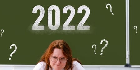 Bildt viser en lærer foran en tavle. På tavlen står det mange spørsmålstegn. 