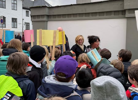 Bilde av demonstranter utenfor Bergen rådhus og Byrådsleder Christine Meyer på vei inn til møte