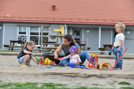 Barn leker med barnehagelærer