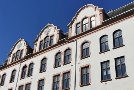 På runden fikk vi blant annet høre historien om da det krasjet et fly inn i det som da var en kaserne i festningsleiren på Rosenborg. På bildet ser vi at riksvåpenet mangler på en av søylene i bygget som i dag huser Tomasskolen i Trondheim.