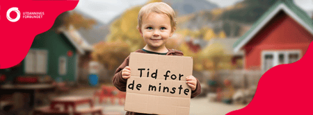 Bilde av et smilende barn som holder opp en pappplakat med påskriften "Tid for de minste". Oppe til venstre i bildet, Utdanningsforbundets logo.