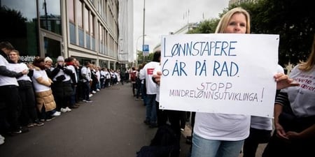 Foto av streikende lærer og plakat med påskriften "Lønnstapere seks år på rad".