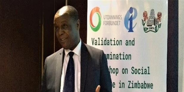 Lederen av Education Internationals kontor i Afrika taler på et møte i Zimbabwe.