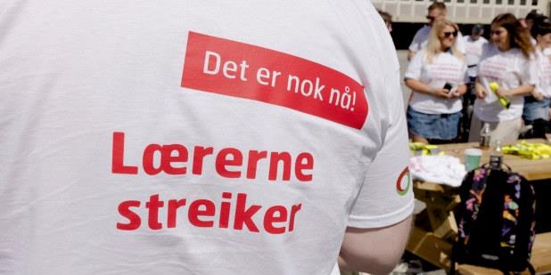 Foto av t-skjorte med tekst: "Det er nok nå! Lærerne streiker."
