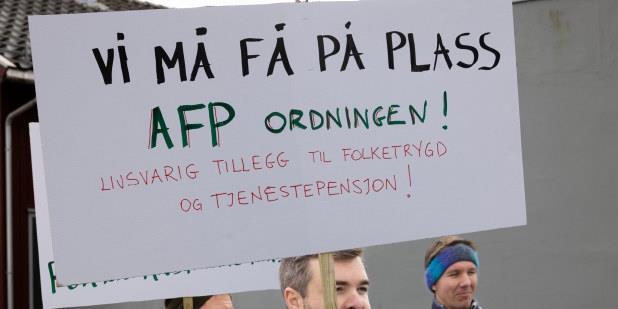 Streikende i PBL-barnehagen Store Tune gård, Sarpsborg. Plakat med budskapet "Vi må få på plass AFP ordningen!"