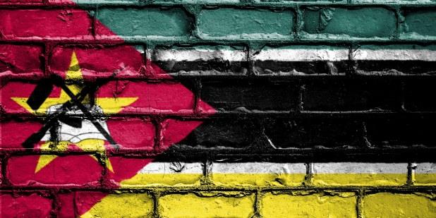 Bilde av flagget til Mosambik malt på en murvegg. Foto.