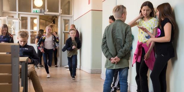 Grunnskoleelever i gangen på skolen.