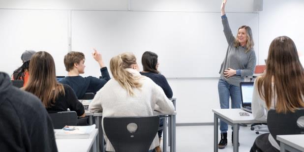 Lærer som underviser elever i et klasserom. Foto.