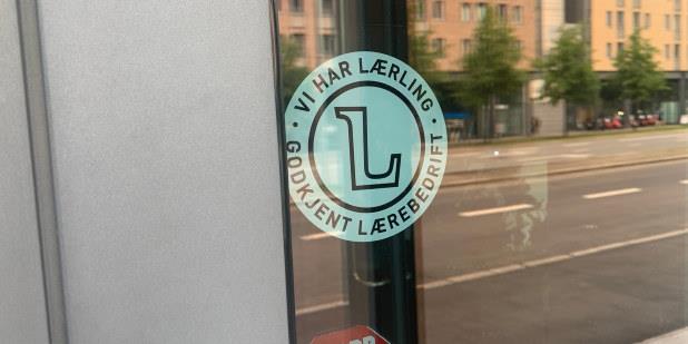 Vindu med logo lærebedrift. Foto. 