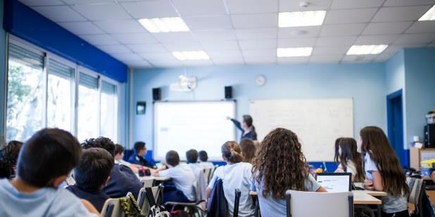 Lærer som underviser i et klasserom. Foto.