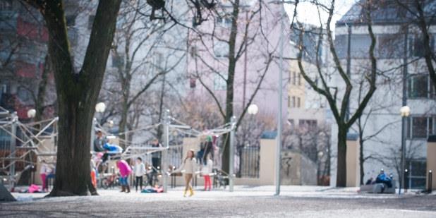 Elever som leker i en skolegård. Foto.