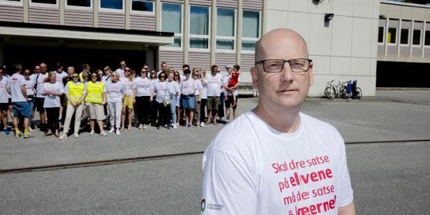Utdanningsforbundets leder, Steffen Handal, foran streikende lærere ved en skole. Foto. 