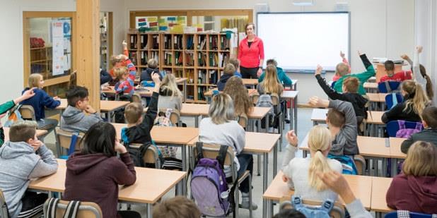 Lærer underviser elever i klasserom. Foto.