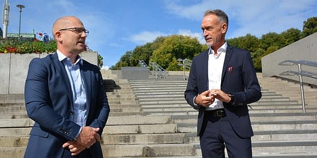 To menn i en trapp ute; forbundsleder Steffen Handal og forhandlingslederen i KS. Foto. 